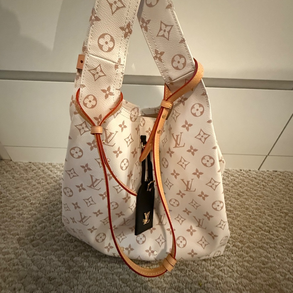 Louis Vuitton - Picture 2 of 15